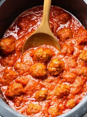 A Slow Cooker filled with Meatballs and Marinara Sauce